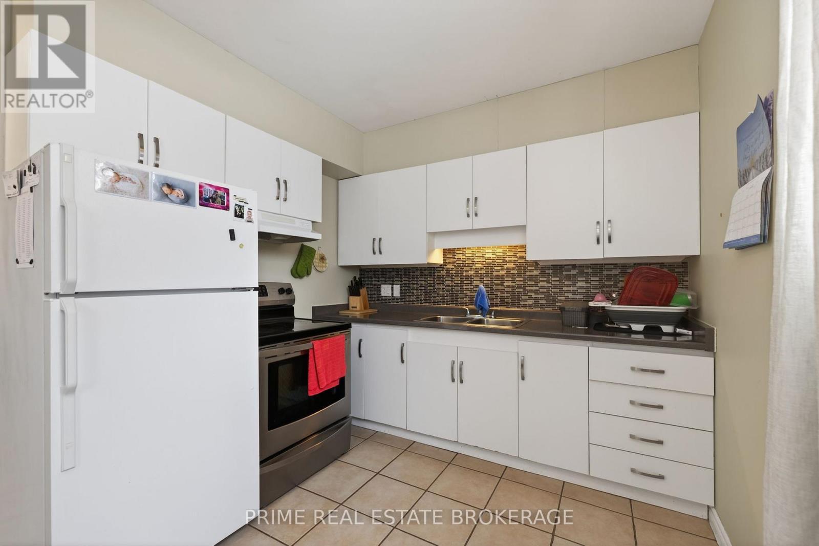 68 Forest Street, Aylmer, ON - Indoor Photo Showing Kitchen With Double Sink