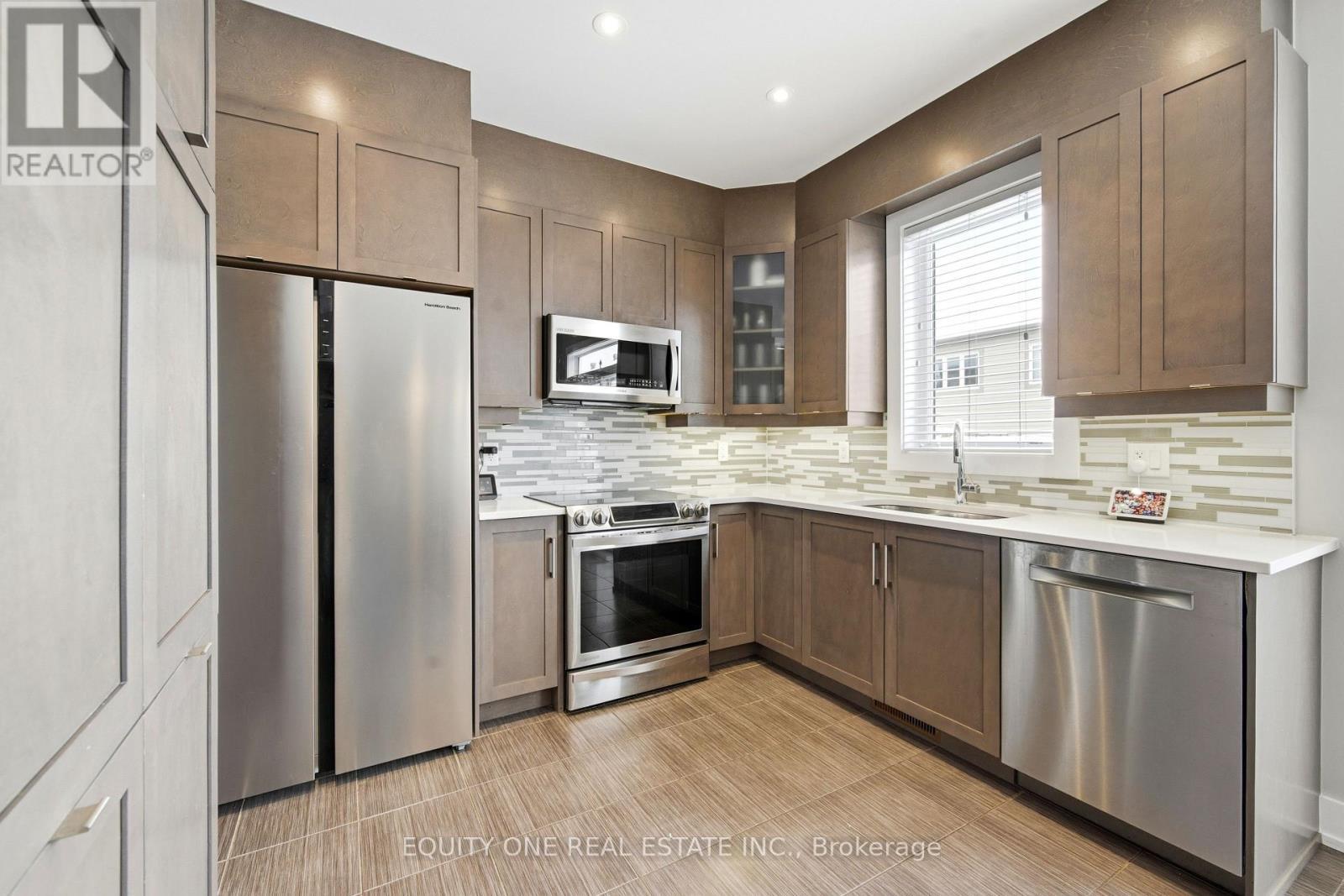 211 Asper Trail Circle, Ottawa, ON - Indoor Photo Showing Kitchen With Upgraded Kitchen