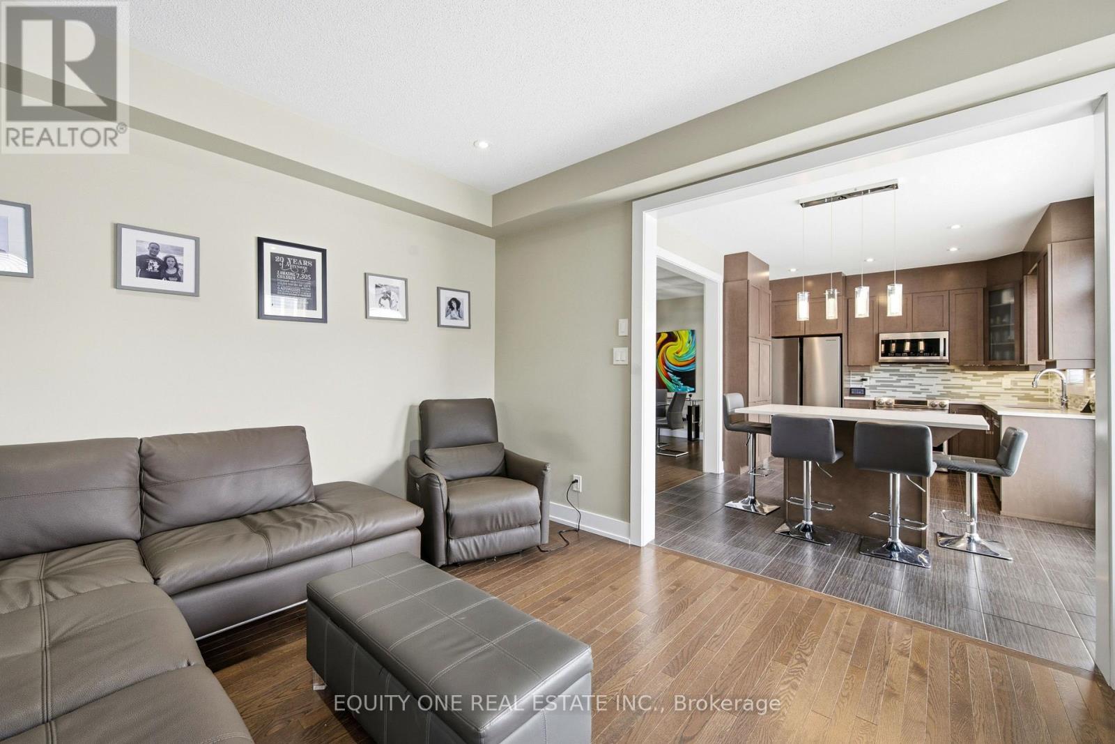 211 Asper Trail Circle, Ottawa, ON - Indoor Photo Showing Living Room