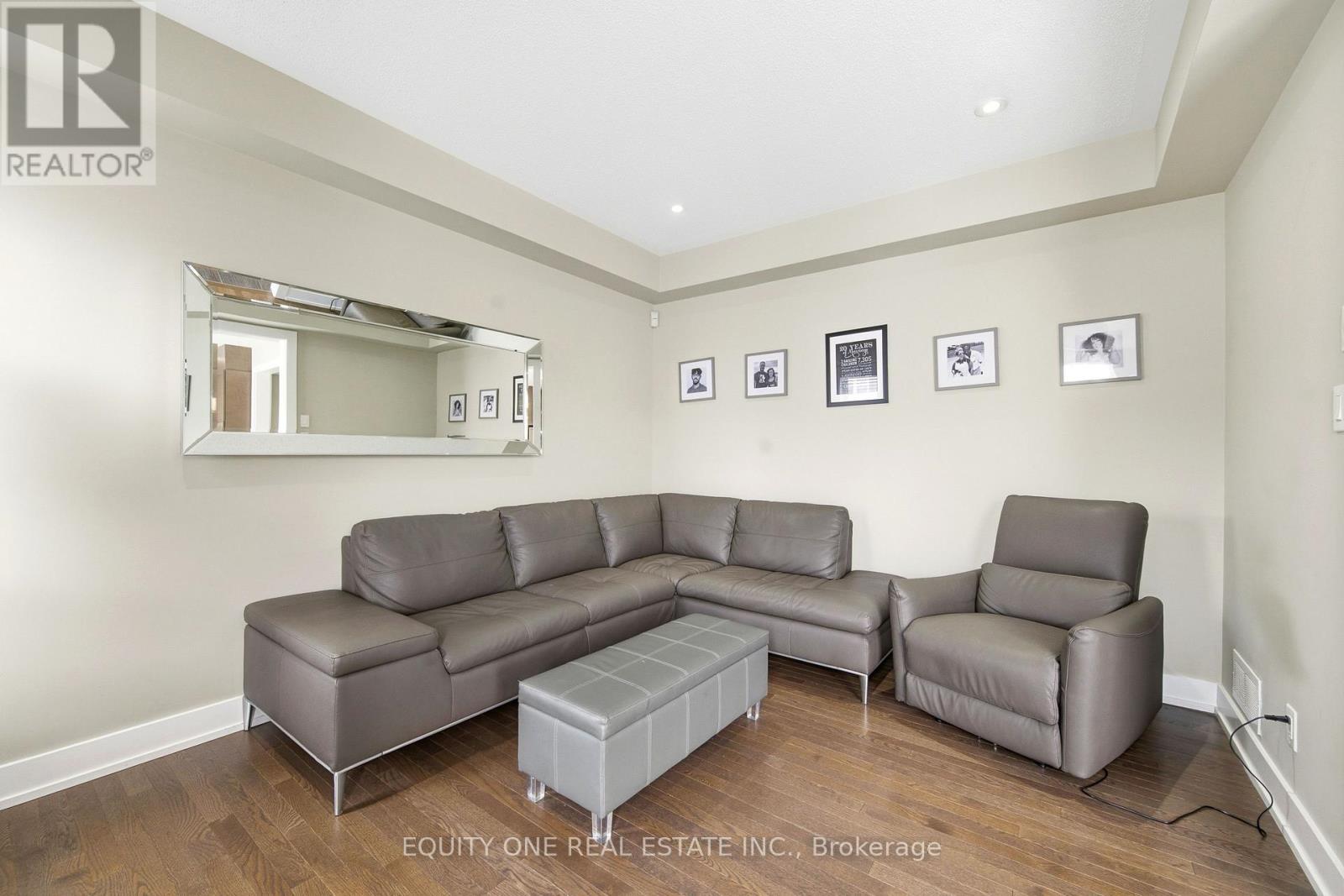 211 Asper Trail Circle, Ottawa, ON - Indoor Photo Showing Living Room