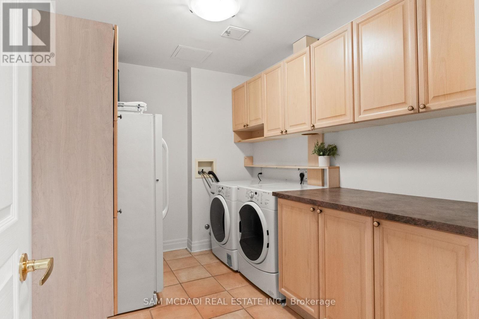 509 - 65 Port Street E, Mississauga, ON - Indoor Photo Showing Laundry Room