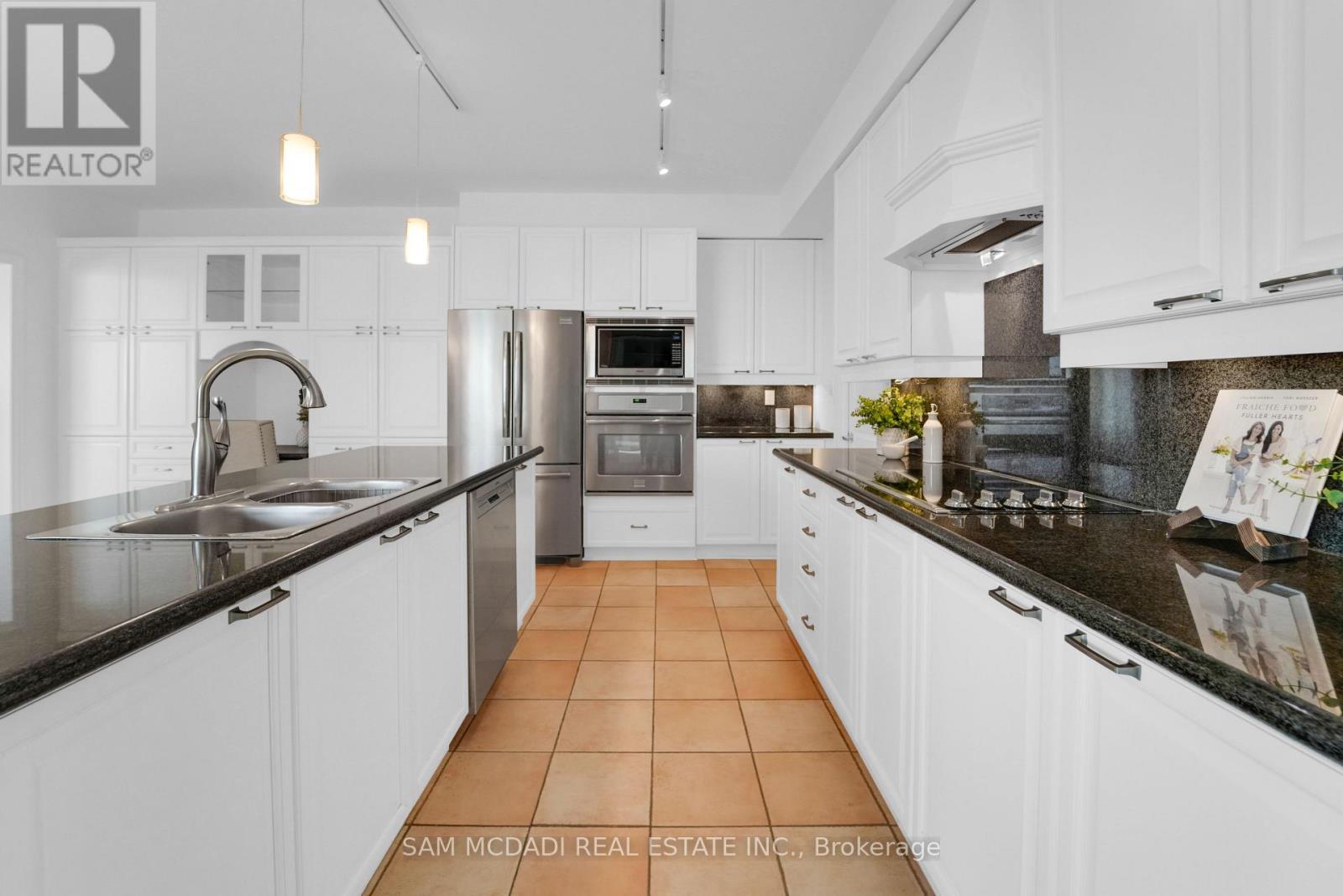 509 - 65 Port Street E, Mississauga, ON - Indoor Photo Showing Kitchen With Stainless Steel Kitchen With Double Sink With Upgraded Kitchen