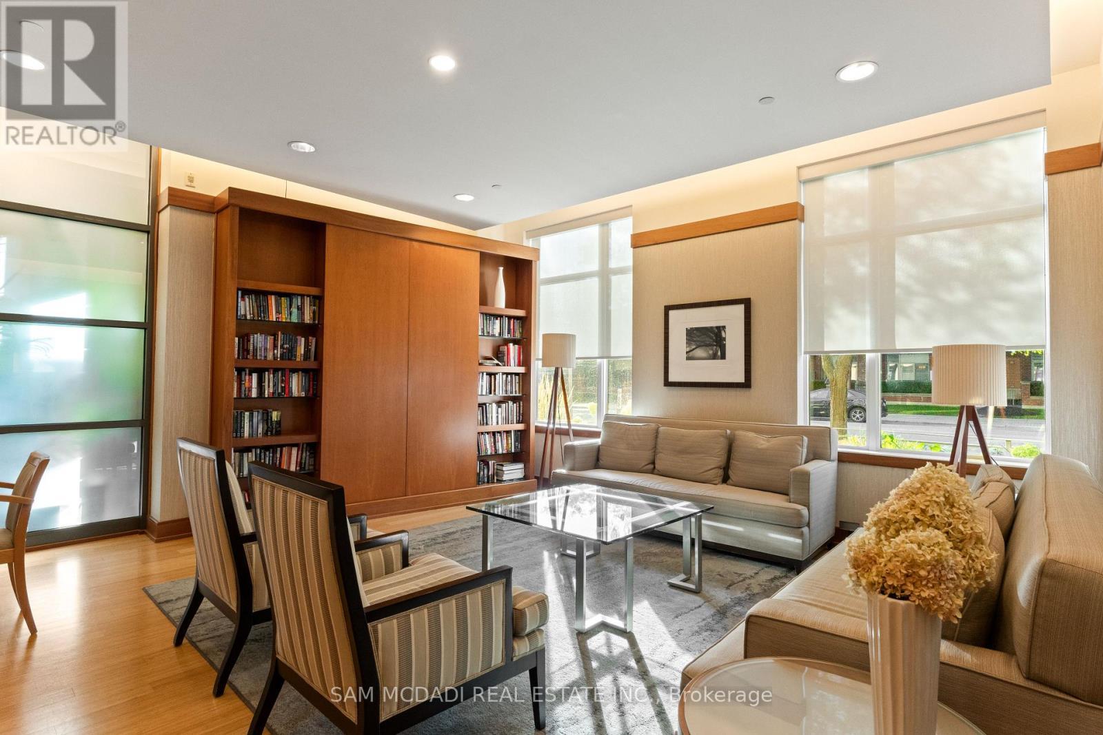 509 - 65 Port Street E, Mississauga, ON - Indoor Photo Showing Living Room