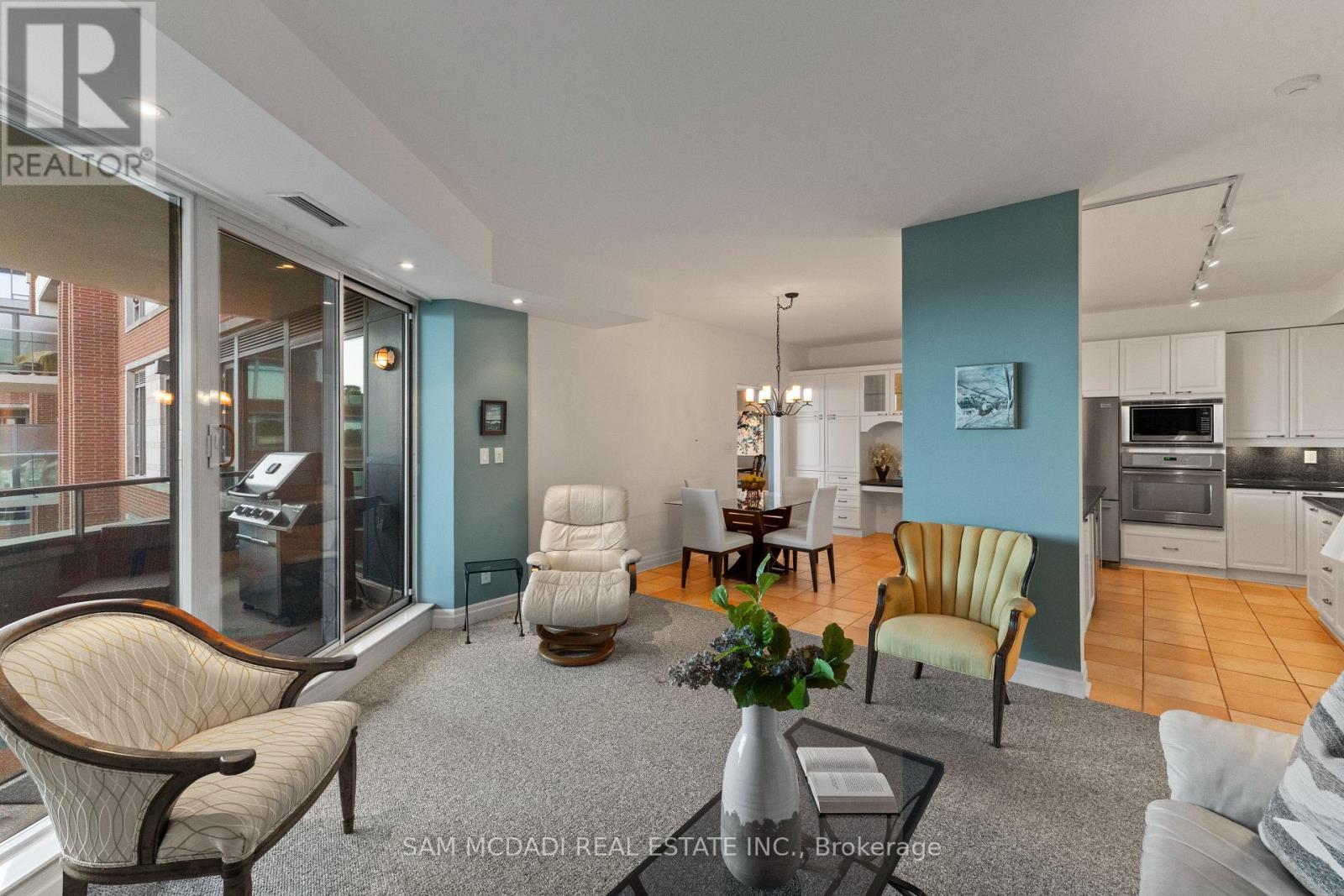 509 - 65 Port Street E, Mississauga, ON - Indoor Photo Showing Living Room