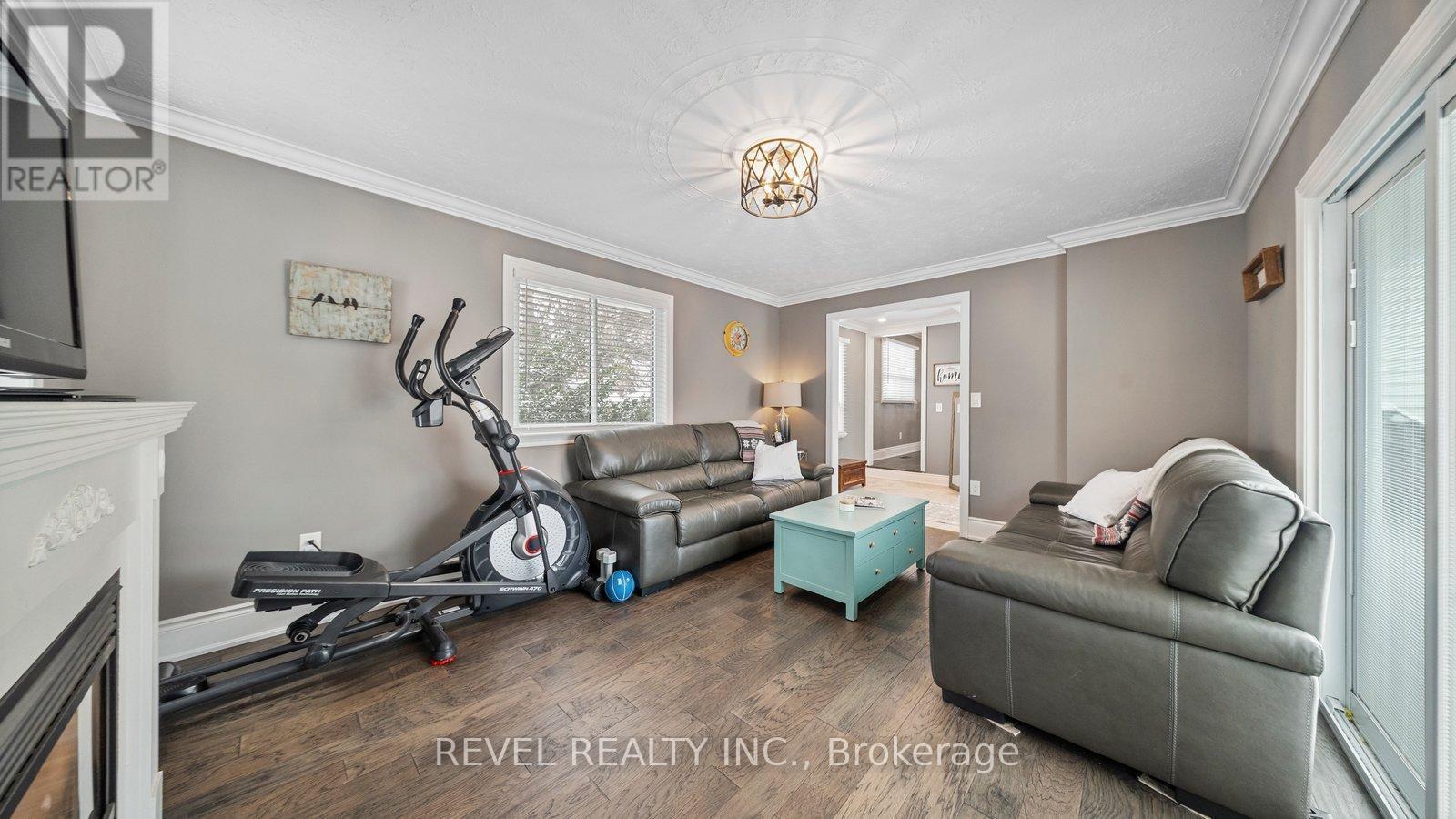 6 Decou Road, Norfolk, ON - Indoor Photo Showing Living Room