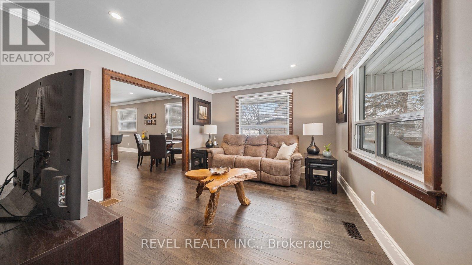 6 Decou Road, Norfolk, ON - Indoor Photo Showing Living Room
