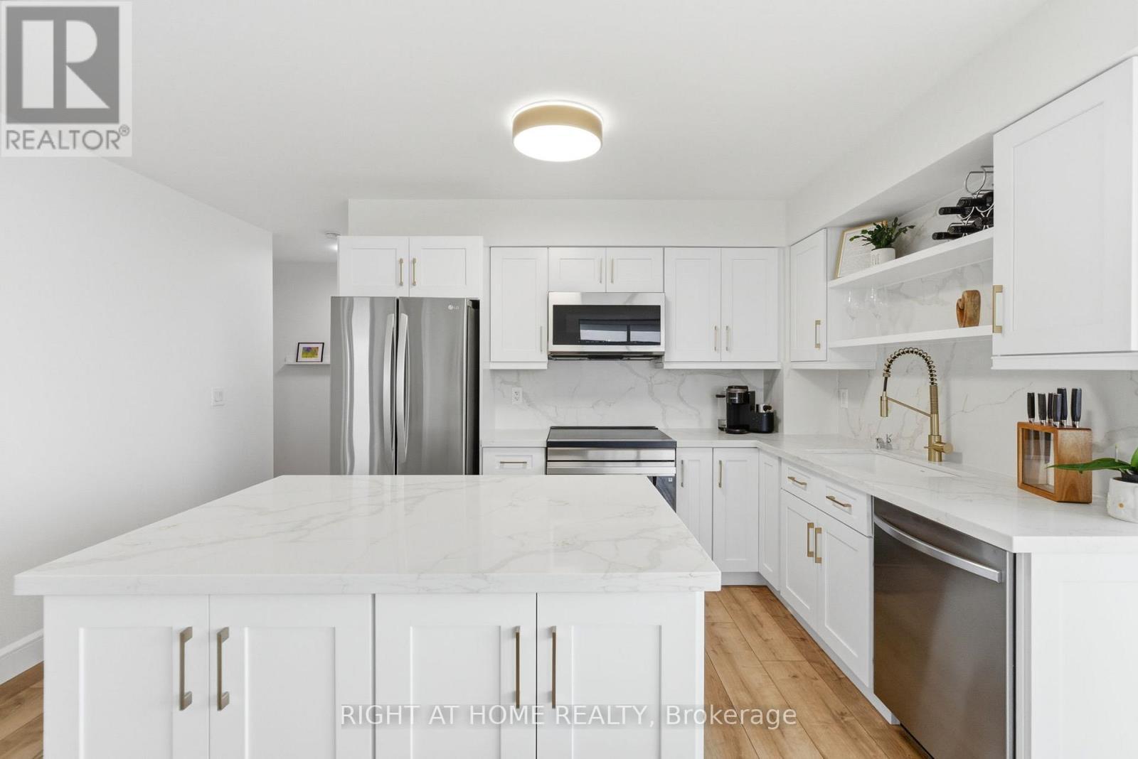 711 - 1600 Charles Street, Whitby (Port Whitby), ON - Indoor Photo Showing Kitchen With Stainless Steel Kitchen With Upgraded Kitchen