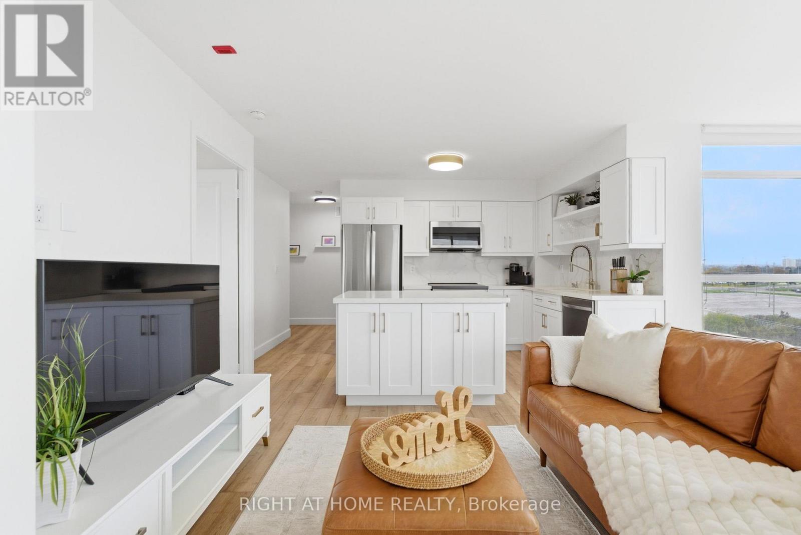 711 - 1600 Charles Street, Whitby (Port Whitby), ON - Indoor