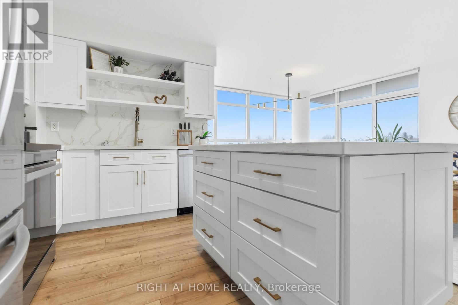 711 - 1600 Charles Street, Whitby (Port Whitby), ON - Indoor Photo Showing Kitchen