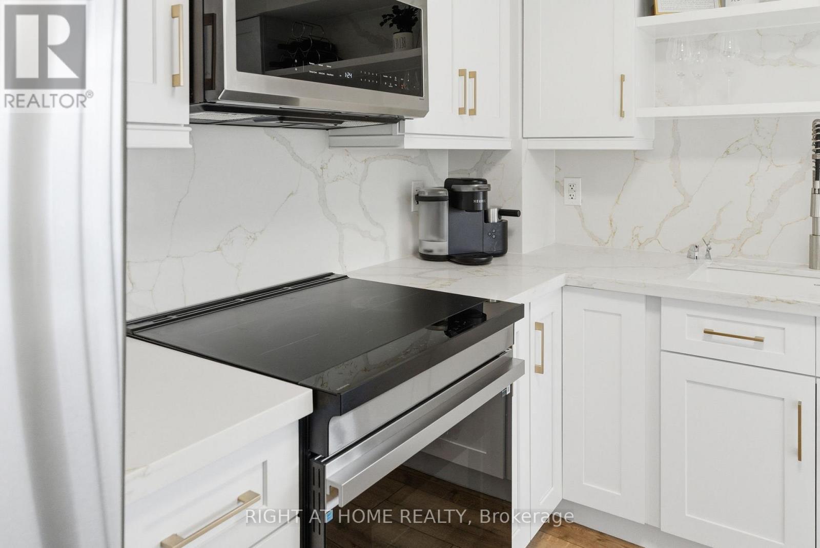 711 - 1600 Charles Street, Whitby (Port Whitby), ON - Indoor Photo Showing Kitchen