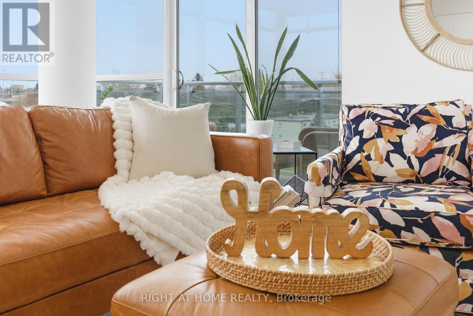 711 - 1600 Charles Street, Whitby (Port Whitby), ON - Indoor