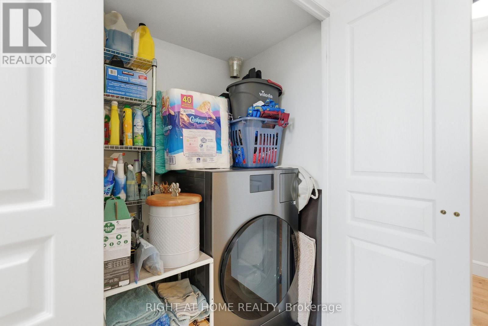 Ensuite Laundry - 711 - 1600 Charles Street, Whitby (Port Whitby), ON - Indoor Photo Showing Laundry Room