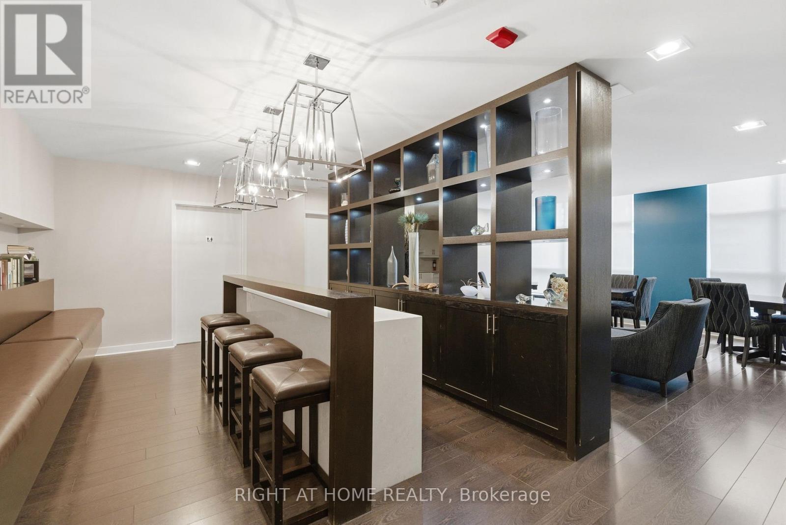 711 - 1600 Charles Street, Whitby (Port Whitby), ON - Indoor