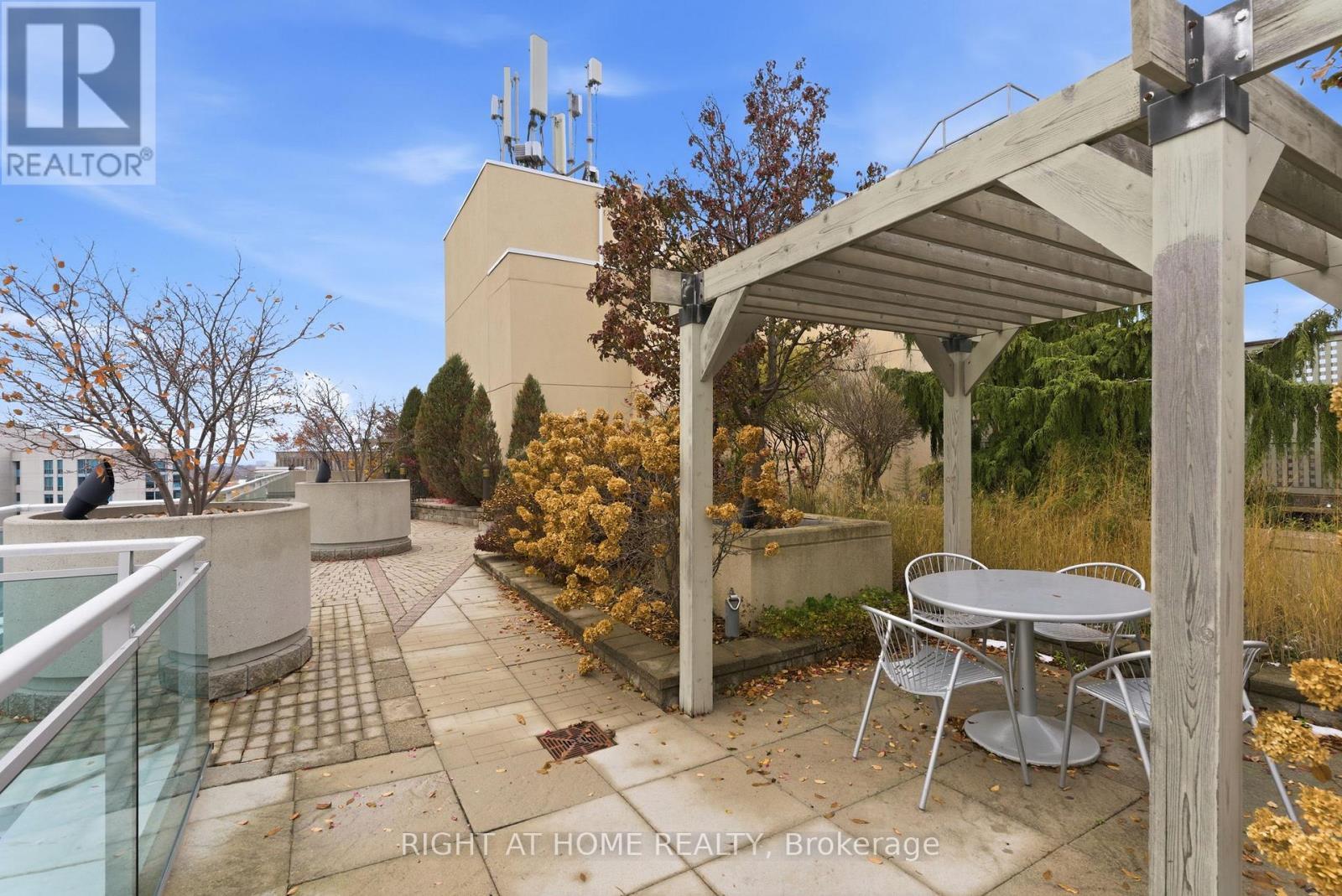 711 - 1600 Charles Street, Whitby (Port Whitby), ON - Outdoor