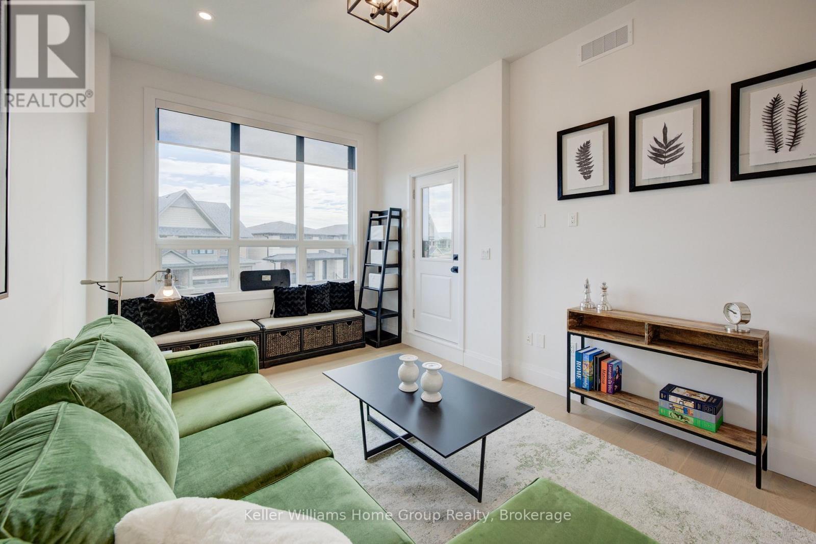 62 Lovett Lane, Guelph (Kortright West), ON - Indoor Photo Showing Living Room
