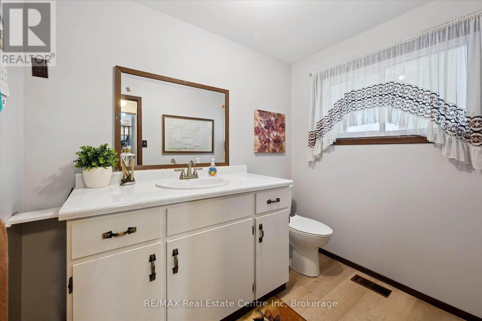 33 Hastings Boulevard, Guelph (Grange Road), ON - Indoor Photo Showing Bathroom