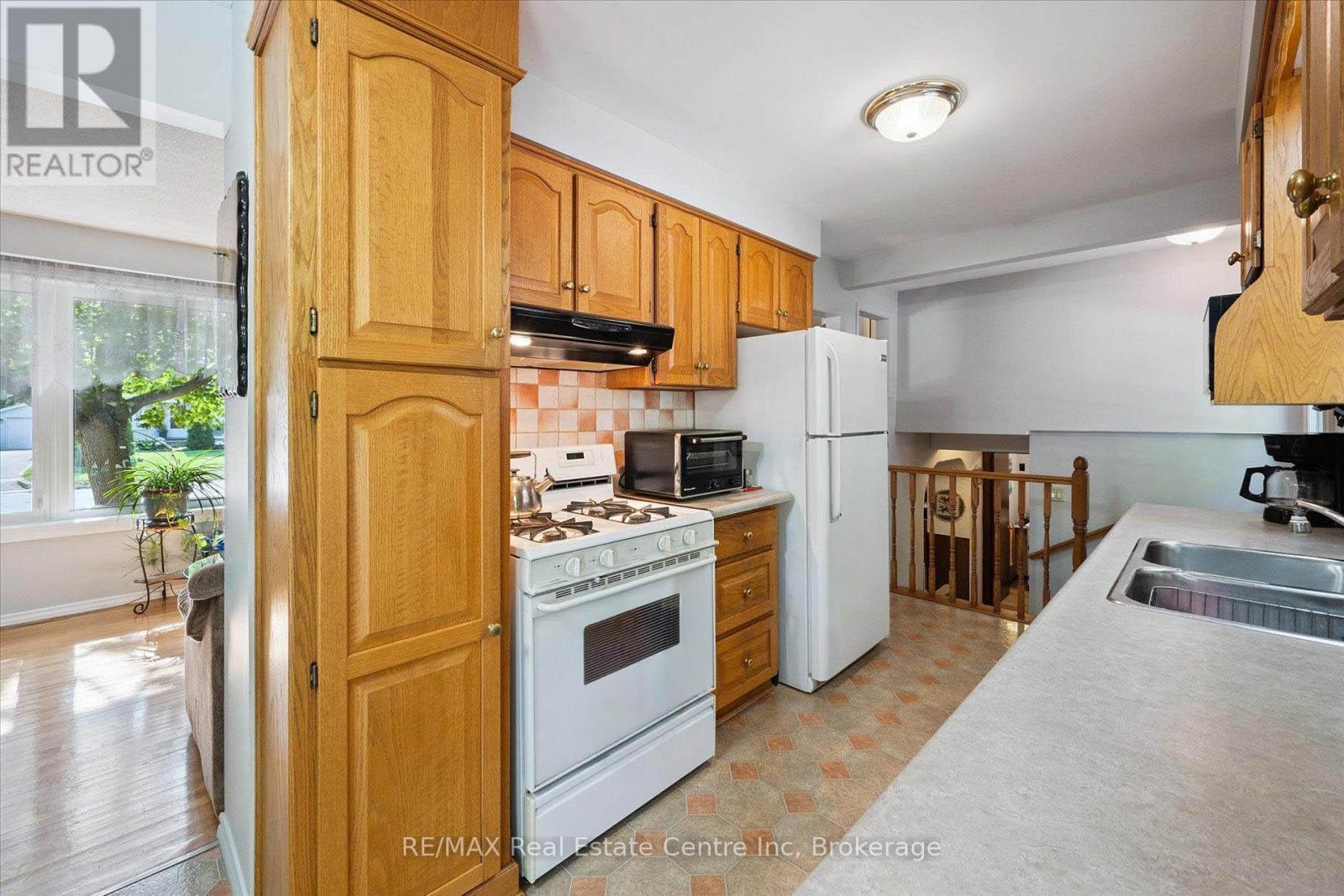 33 Hastings Boulevard, Guelph (Grange Road), ON - Indoor Photo Showing Kitchen With Double Sink