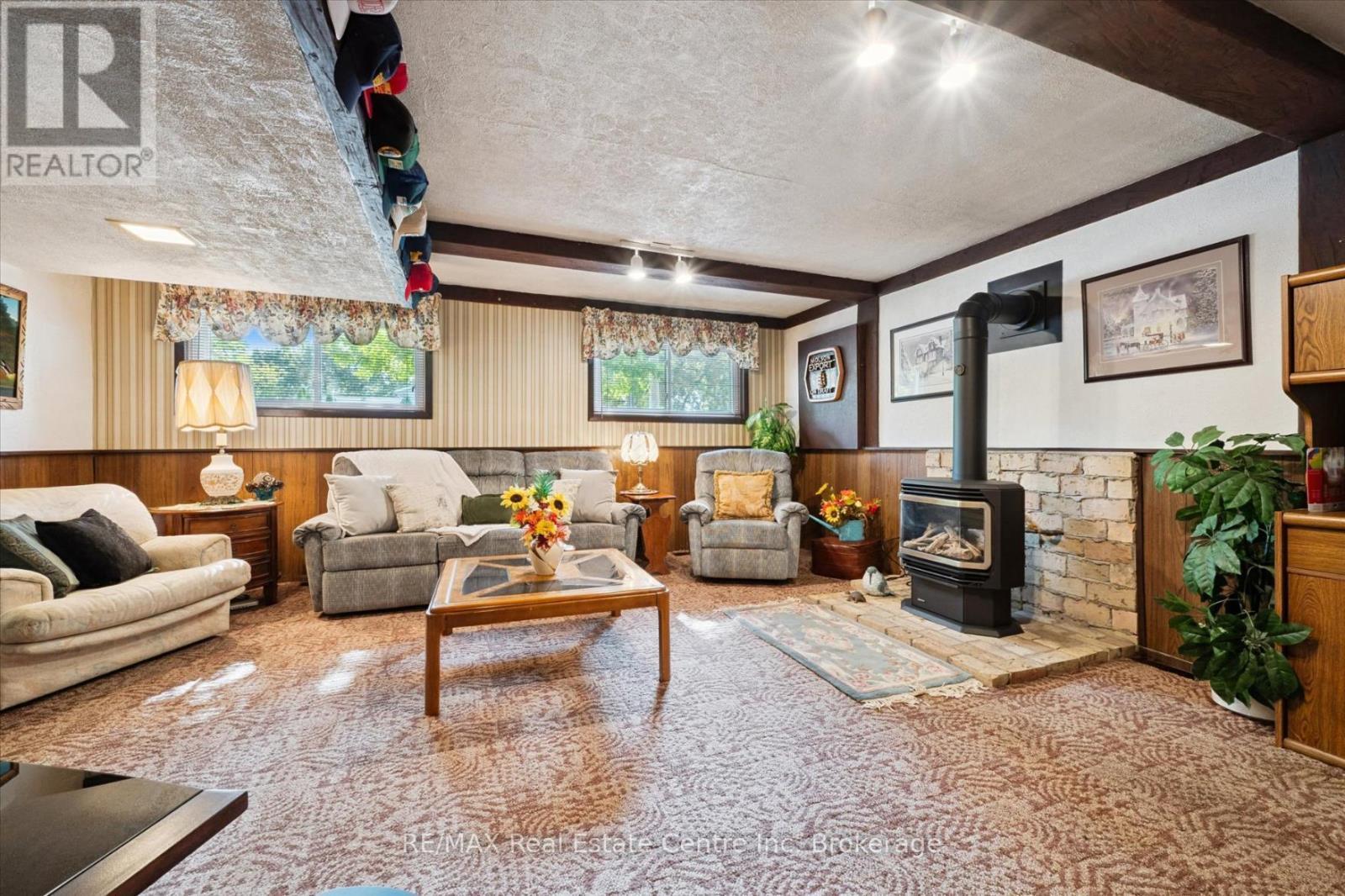 33 Hastings Boulevard, Guelph (Grange Road), ON - Indoor Photo Showing Living Room With Fireplace
