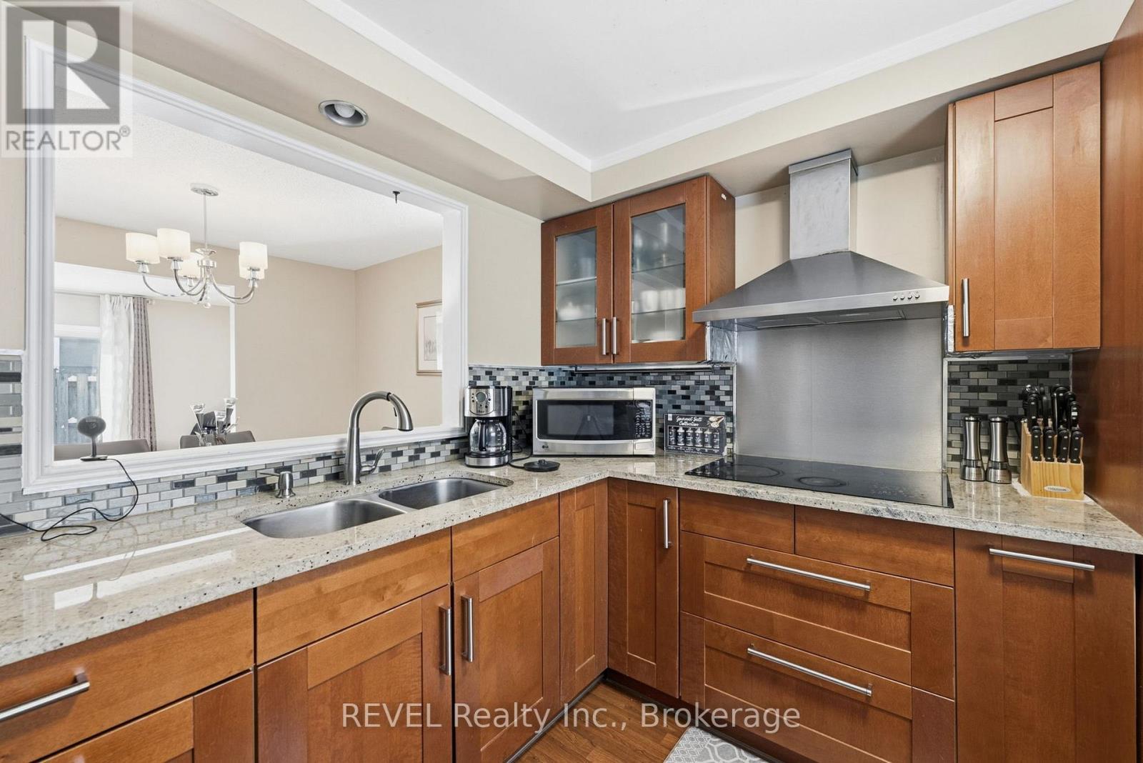 69 - 6767 Thorold Stone Road, Niagara Falls (Stamford), ON - Indoor Photo Showing Kitchen With Double Sink