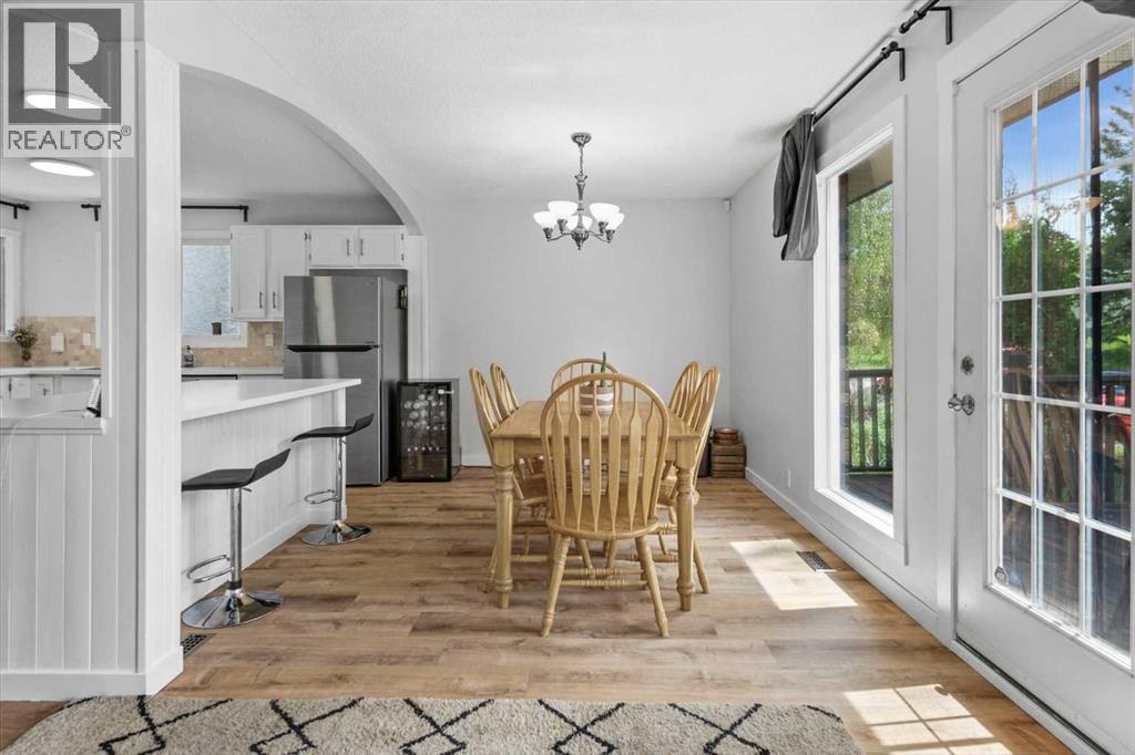 40 Bergen Place Nw, Calgary, AB - Indoor Photo Showing Dining Room