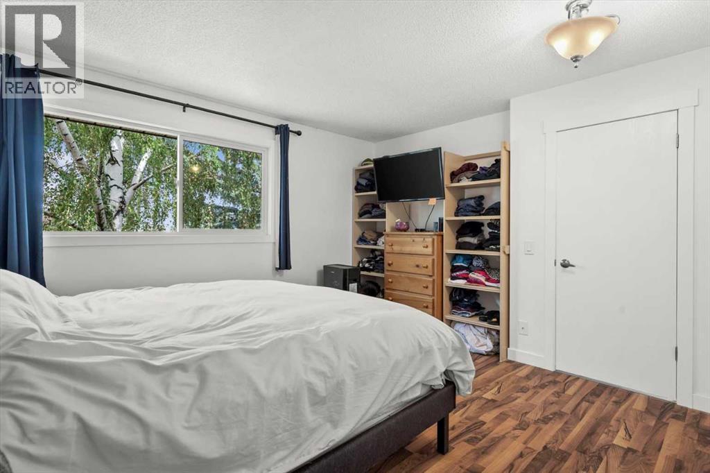 40 Bergen Place Nw, Calgary, AB - Indoor Photo Showing Bedroom