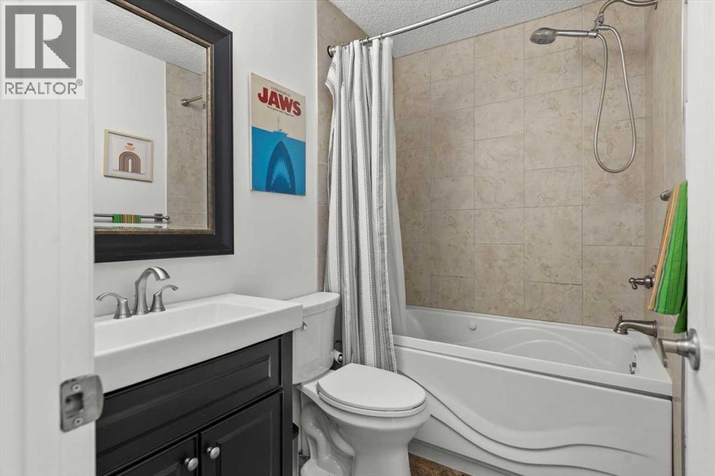 40 Bergen Place Nw, Calgary, AB - Indoor Photo Showing Bathroom