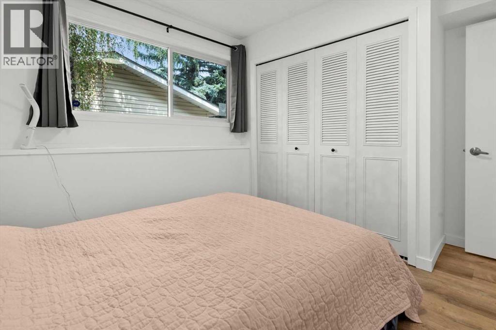 40 Bergen Place Nw, Calgary, AB - Indoor Photo Showing Bedroom