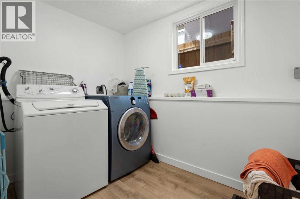 40 Bergen Place Nw, Calgary, AB - Indoor Photo Showing Laundry Room