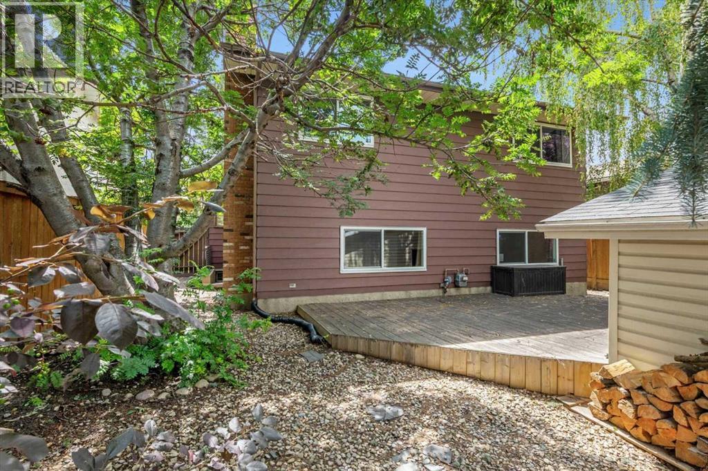 40 Bergen Place Nw, Calgary, AB - Outdoor With Exterior