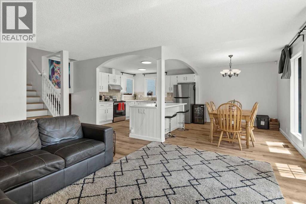 40 Bergen Place Nw, Calgary, AB - Indoor Photo Showing Living Room