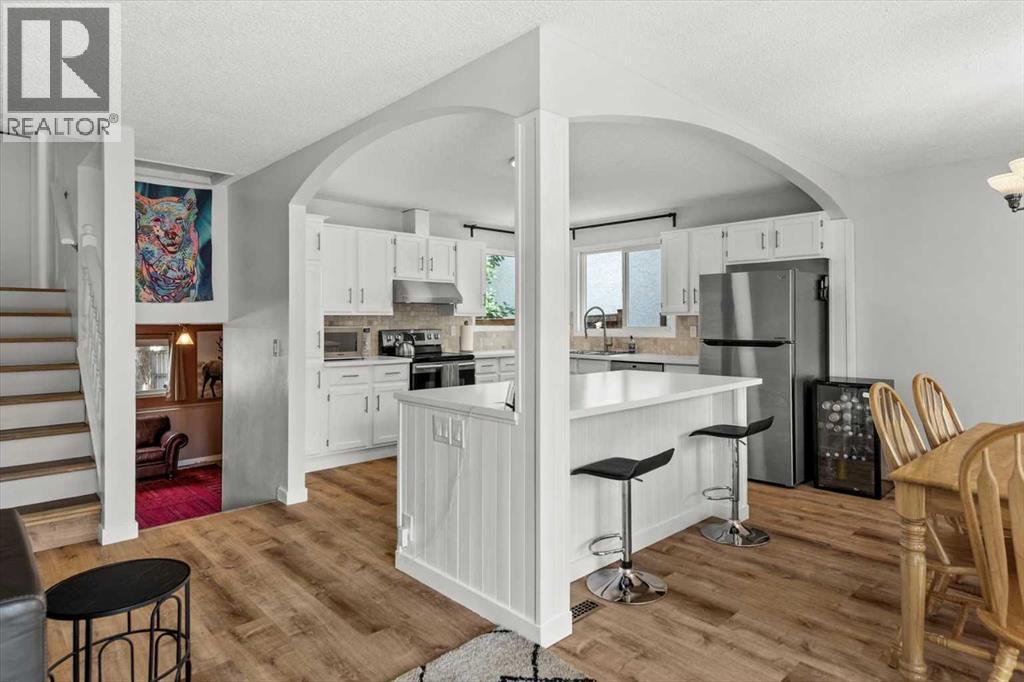 40 Bergen Place Nw, Calgary, AB - Indoor Photo Showing Kitchen