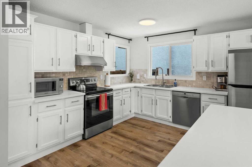 40 Bergen Place Nw, Calgary, AB - Indoor Photo Showing Kitchen With Stainless Steel Kitchen With Double Sink