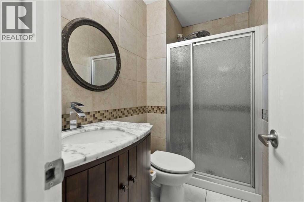 40 Bergen Place Nw, Calgary, AB - Indoor Photo Showing Bathroom