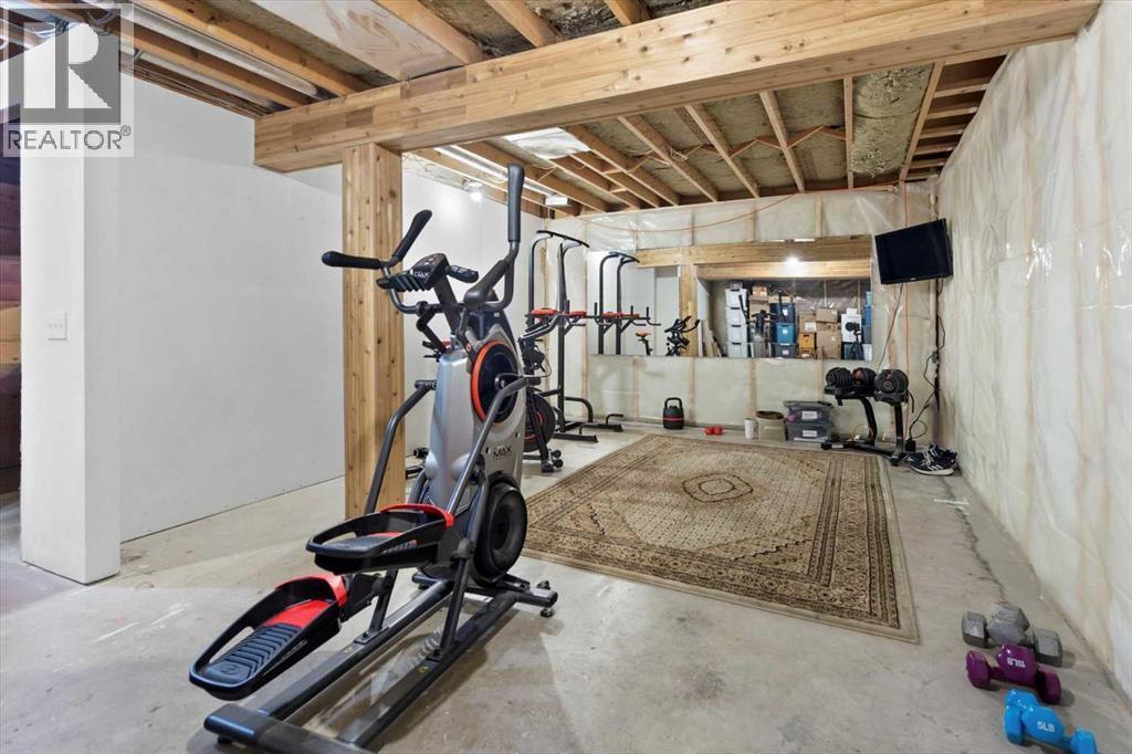 40 Bergen Place Nw, Calgary, AB - Indoor Photo Showing Gym Room