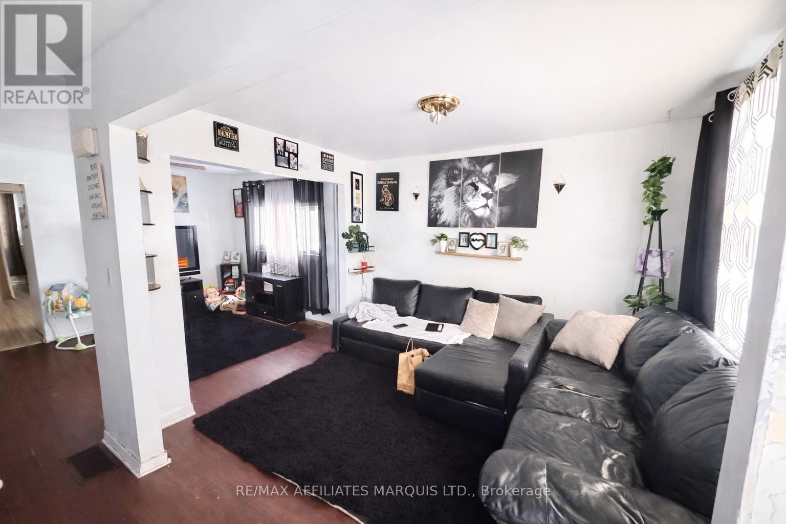 Unit 206 - 204-206 Guy Street, Cornwall, ON - Indoor Photo Showing Living Room