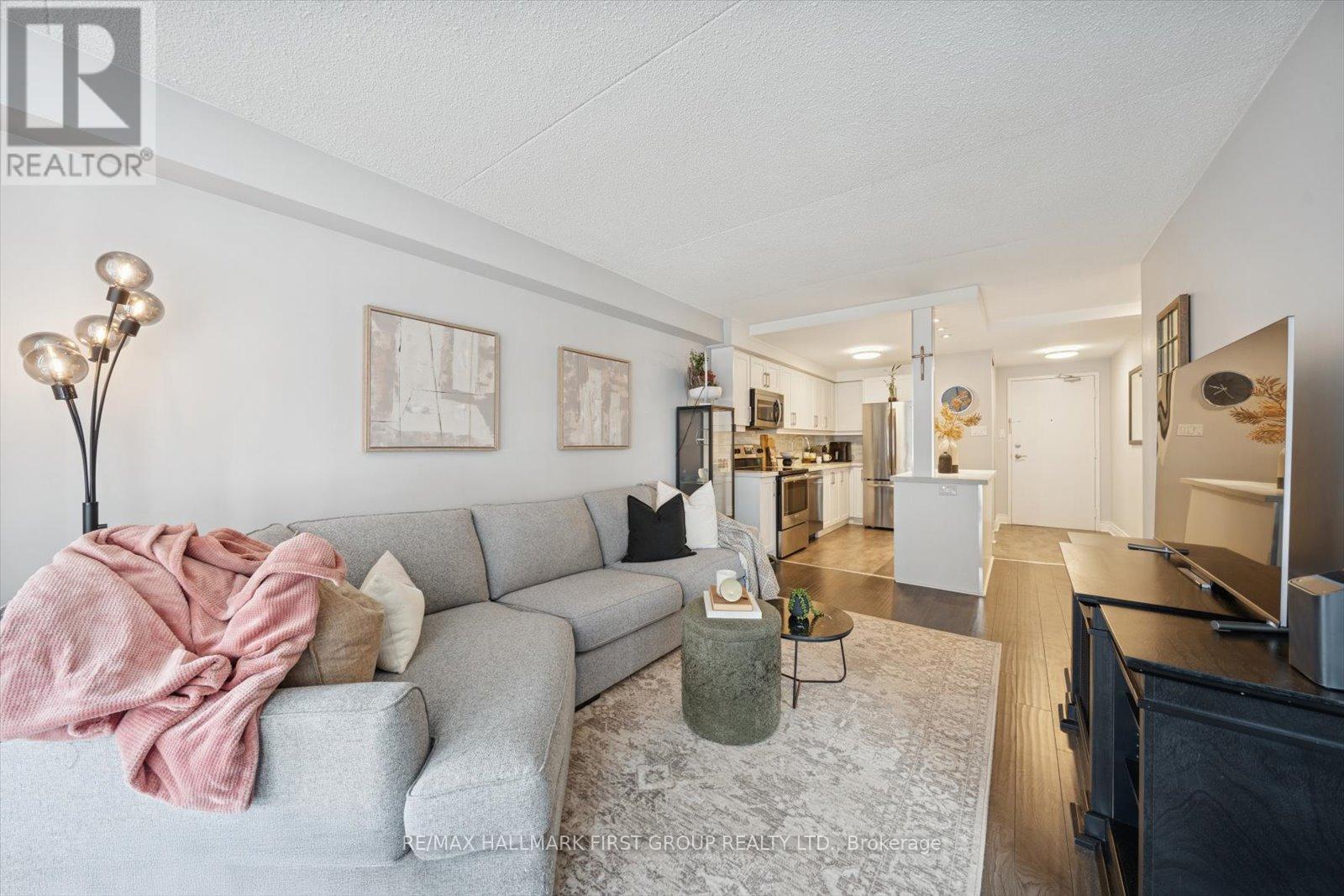 303 - 1540 Pickering Parkway, Pickering, ON - Indoor Photo Showing Living Room