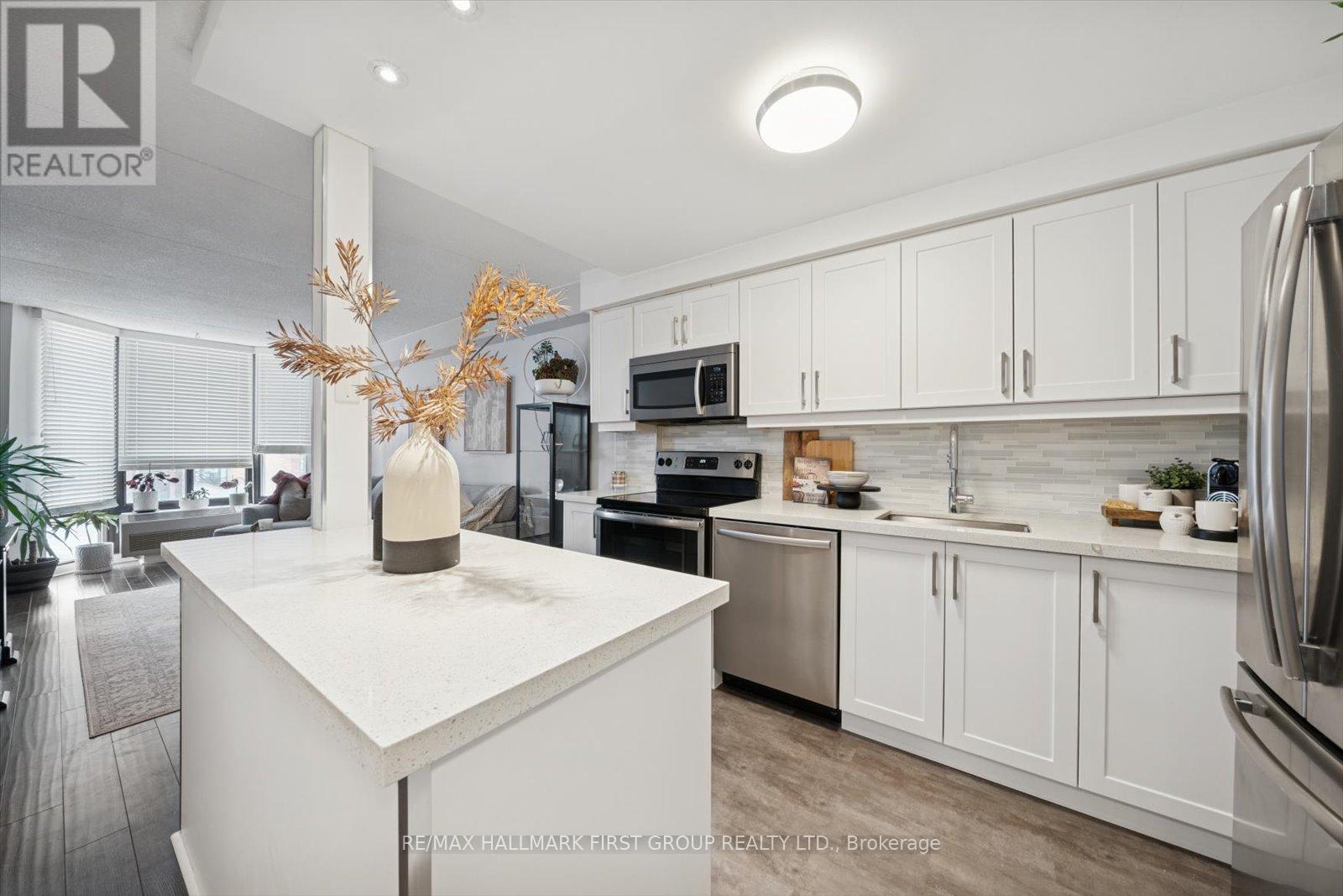 303 - 1540 Pickering Parkway, Pickering, ON - Indoor Photo Showing Kitchen With Stainless Steel Kitchen