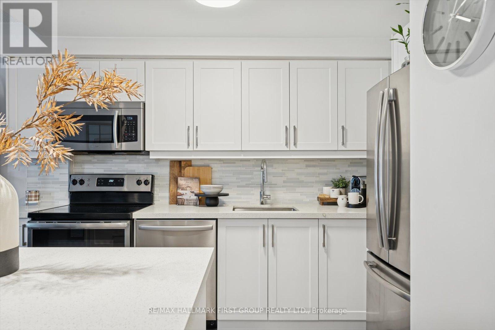 303 - 1540 Pickering Parkway, Pickering, ON - Indoor Photo Showing Kitchen With Stainless Steel Kitchen With Upgraded Kitchen