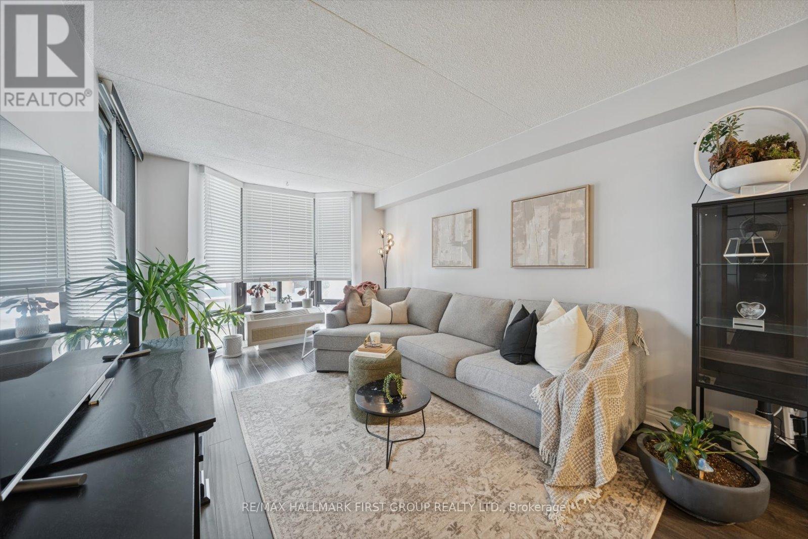 303 - 1540 Pickering Parkway, Pickering, ON - Indoor Photo Showing Living Room