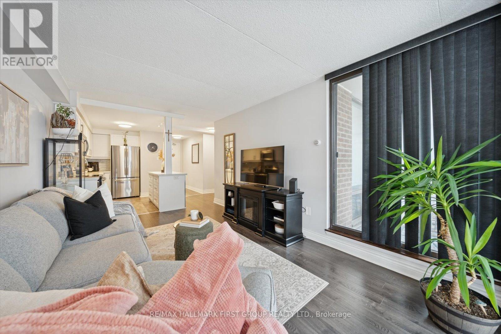 303 - 1540 Pickering Parkway, Pickering, ON - Indoor Photo Showing Living Room