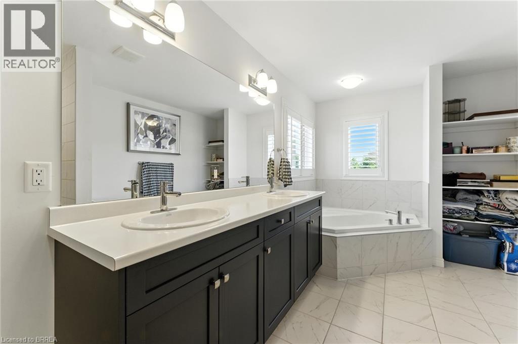 38 Lydia Lane, Paris, ON - Indoor Photo Showing Bathroom