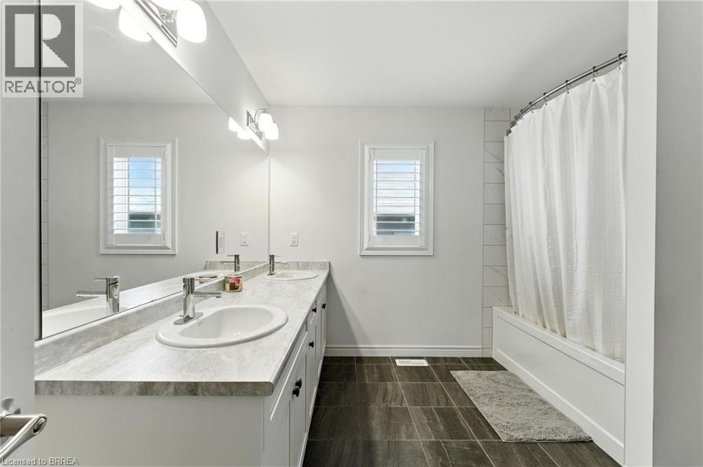 38 Lydia Lane, Paris, ON - Indoor Photo Showing Bathroom