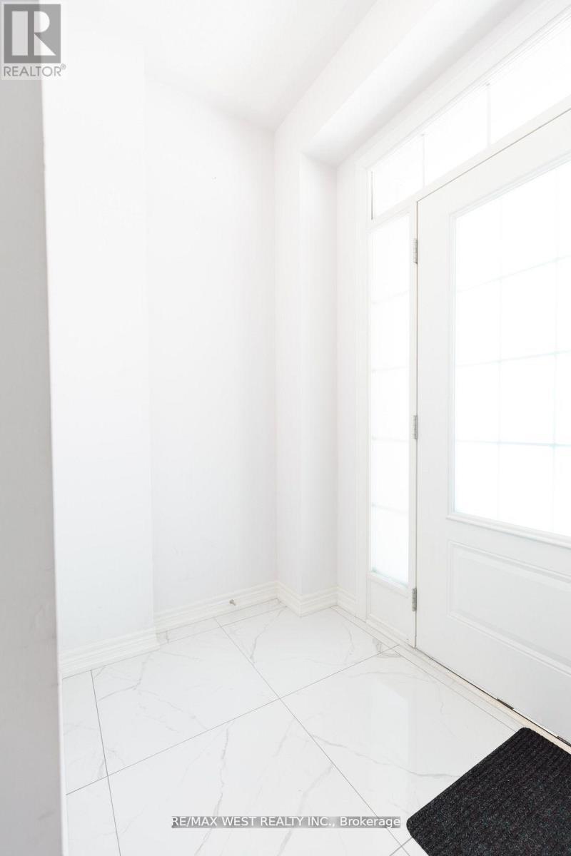 31 Frederick Taylor Way, East Gwillimbury, ON -