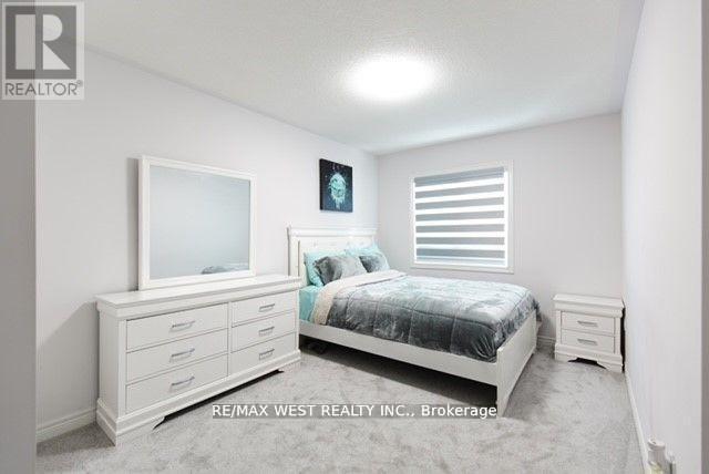 31 Frederick Taylor Way, East Gwillimbury, ON - Indoor Photo Showing Bedroom