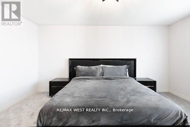 31 Frederick Taylor Way, East Gwillimbury, ON - Indoor Photo Showing Bedroom