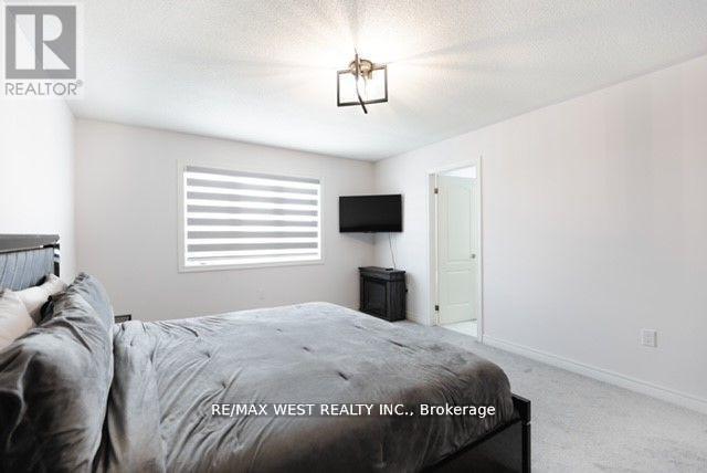31 Frederick Taylor Way, East Gwillimbury, ON - Indoor Photo Showing Bedroom