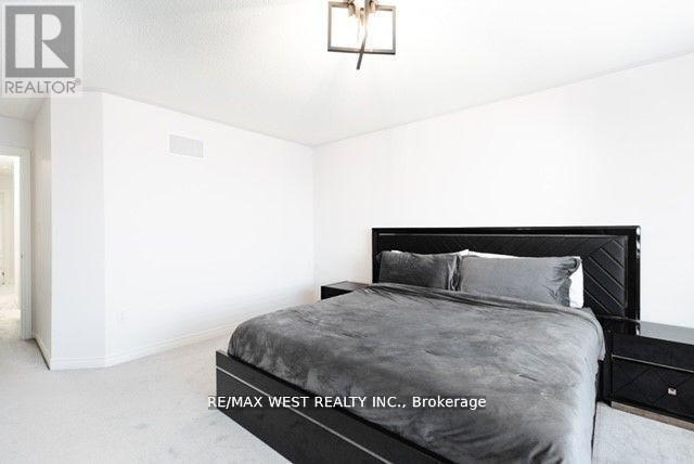 31 Frederick Taylor Way, East Gwillimbury, ON - Indoor Photo Showing Bedroom