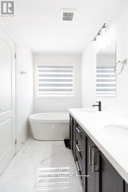 31 Frederick Taylor Way, East Gwillimbury, ON - Indoor Photo Showing Bathroom