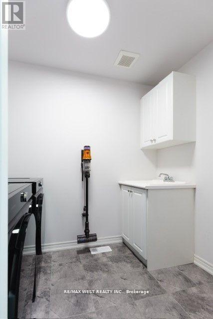 31 Frederick Taylor Way, East Gwillimbury, ON - Indoor Photo Showing Laundry Room