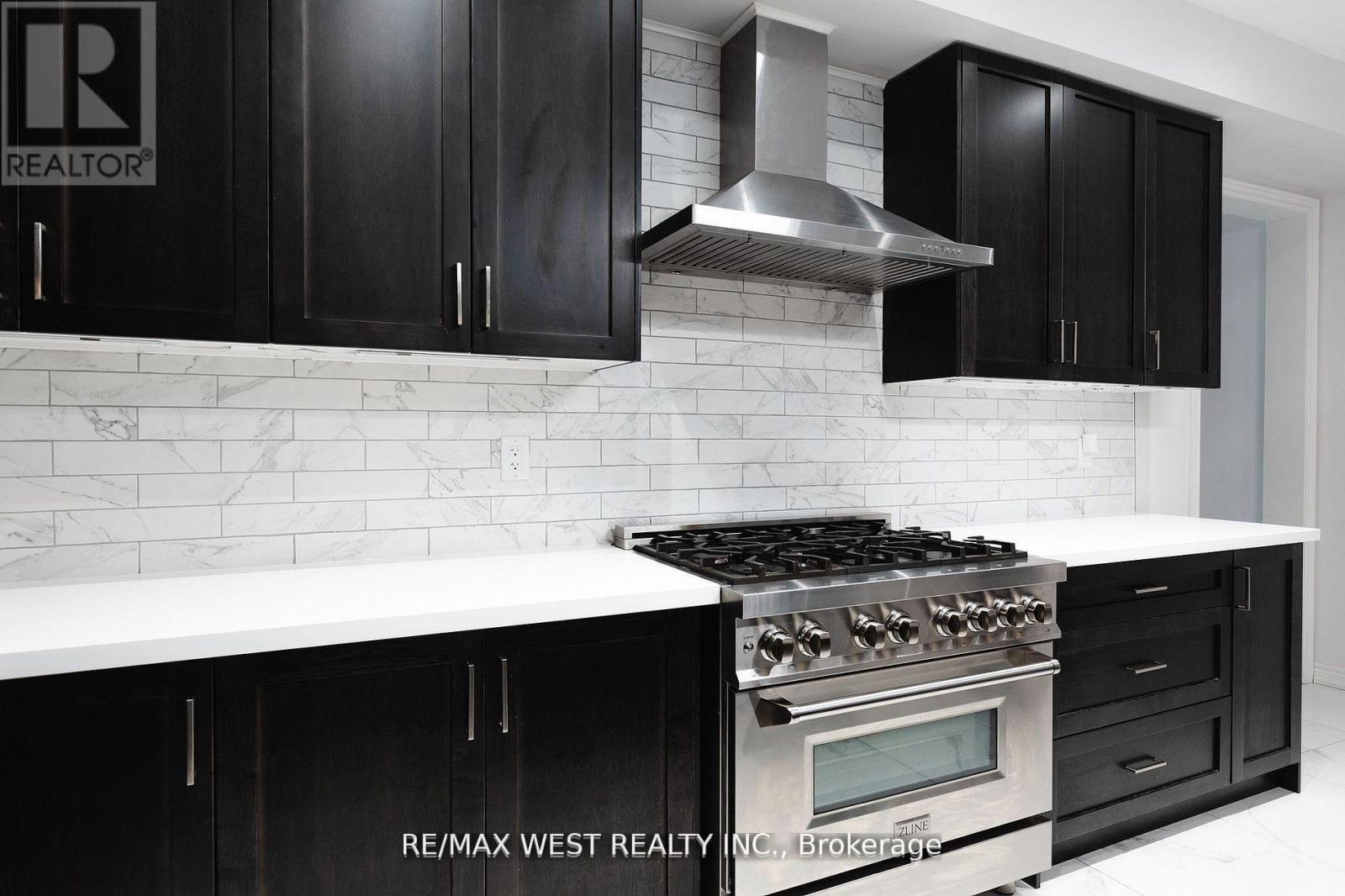 31 Frederick Taylor Way, East Gwillimbury, ON - Indoor Photo Showing Kitchen